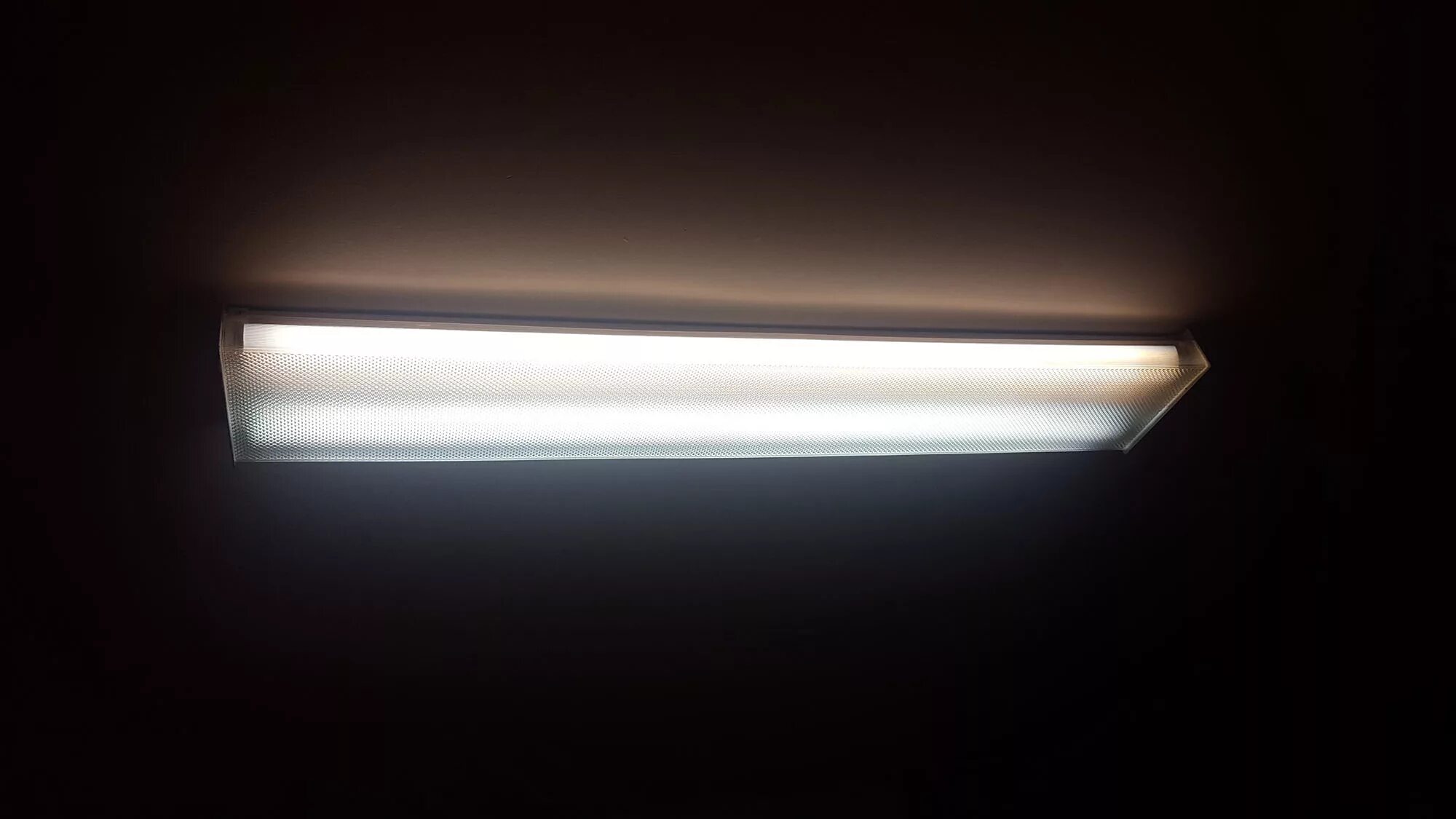 Fluorescent Light 161158 aus i, 1x58w. Люминесцентные лампы на потолке. Текстура люминесцентной лампы. Стоячие лампы люминесцентные УФ.