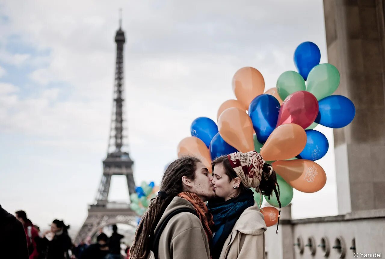 признаемся любви городу. мужчина дарит украшение. нежная жена. девушка влюбилась. романтичное предложение руки и сердца.