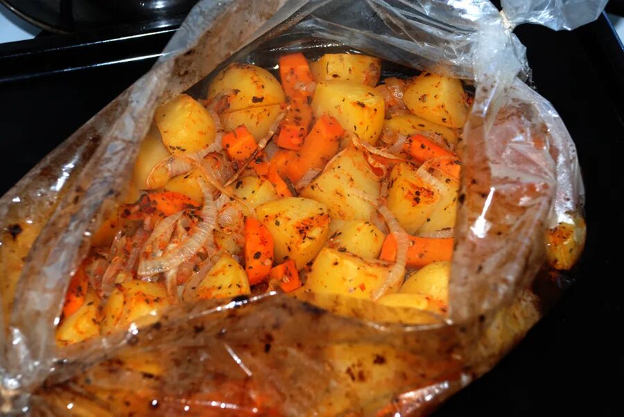 Рецепт запеченной картошки с овощами. Картошка в рукаве для запекания. Картошка в рукаве для запекания в духовке. Картошка с овощами в рукаве в духовке. Печеная картошка в рукаве в духовке.