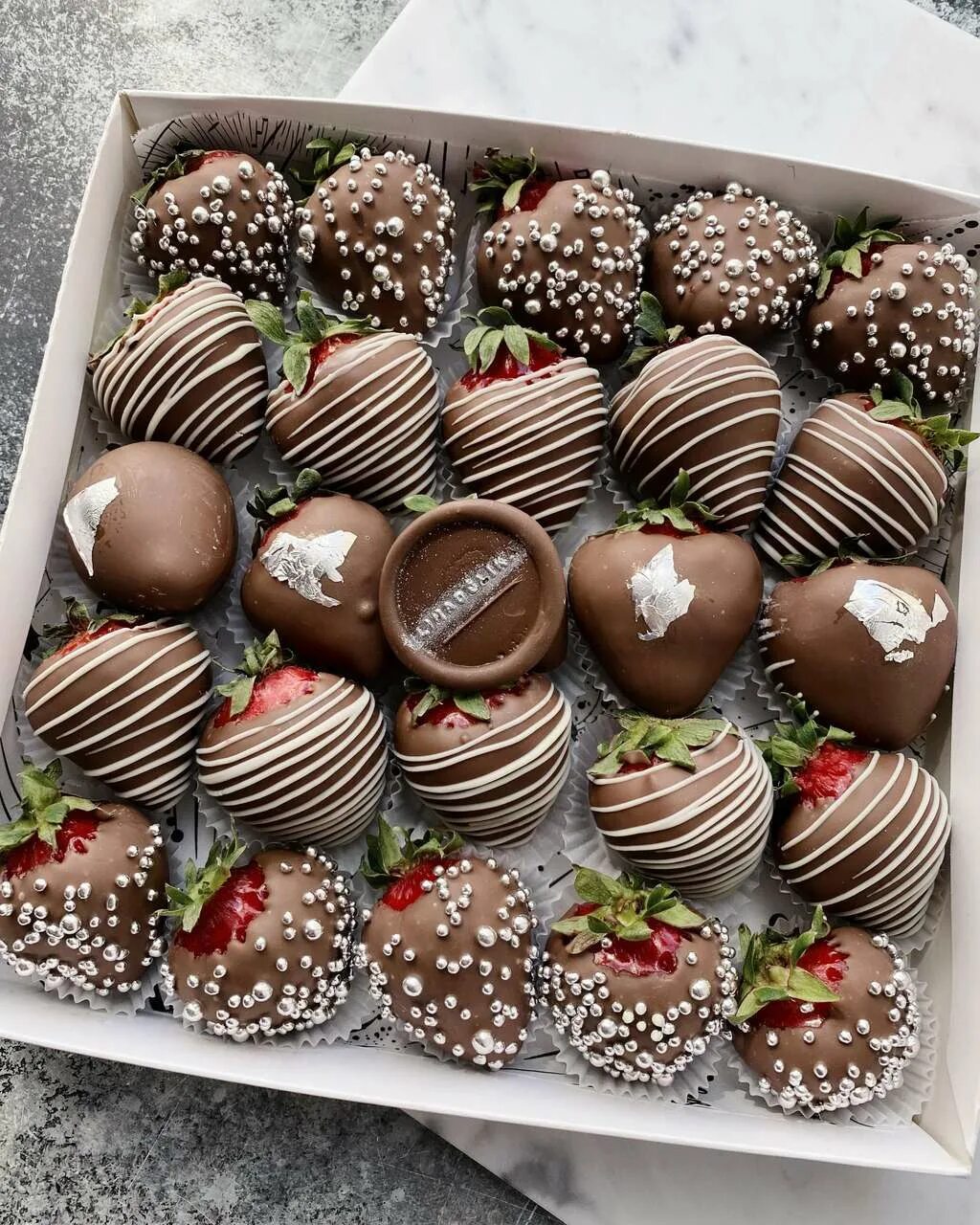 Клубника в шоколаде срок годности. Набор из клубники в шоколаде. Клубника в шоколаде срок годности. Клубника в шоколаде для мужчин в коробке. Клубника в шоколаде срок годности.