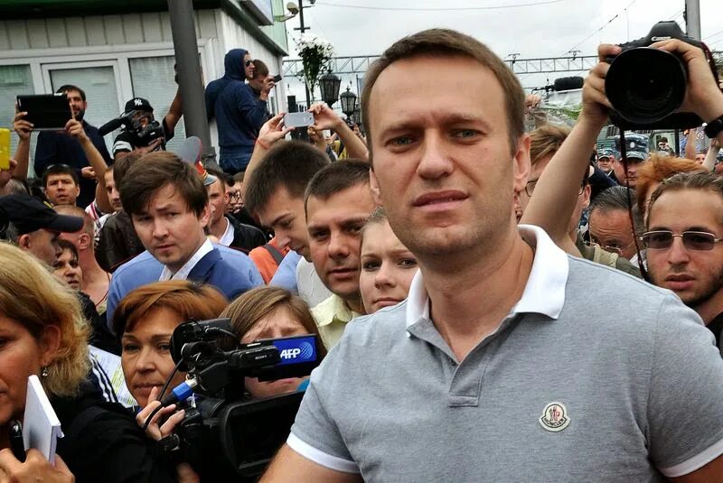 Сколько лет было навальному на момент. Депутат Навальный. Навальный селфи.
