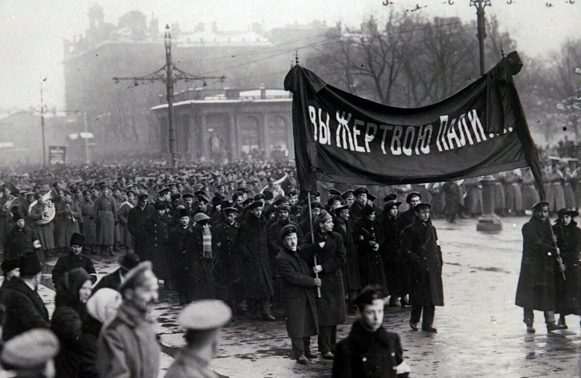 Почему во время революции. Февральская революция 1917. Революция в Петрограде 1917. Февральская революция Петербург манифестации. Россия февраль 1917.