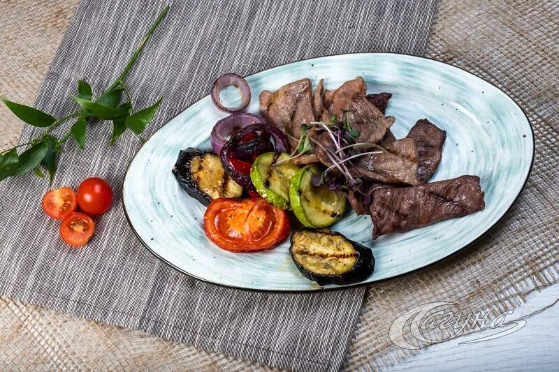 ростбиф с овощами. говядина ростбиф. говядина су вид с овощами гриль. ростбиф с гарниром из овощей. ростбиф в тесте.