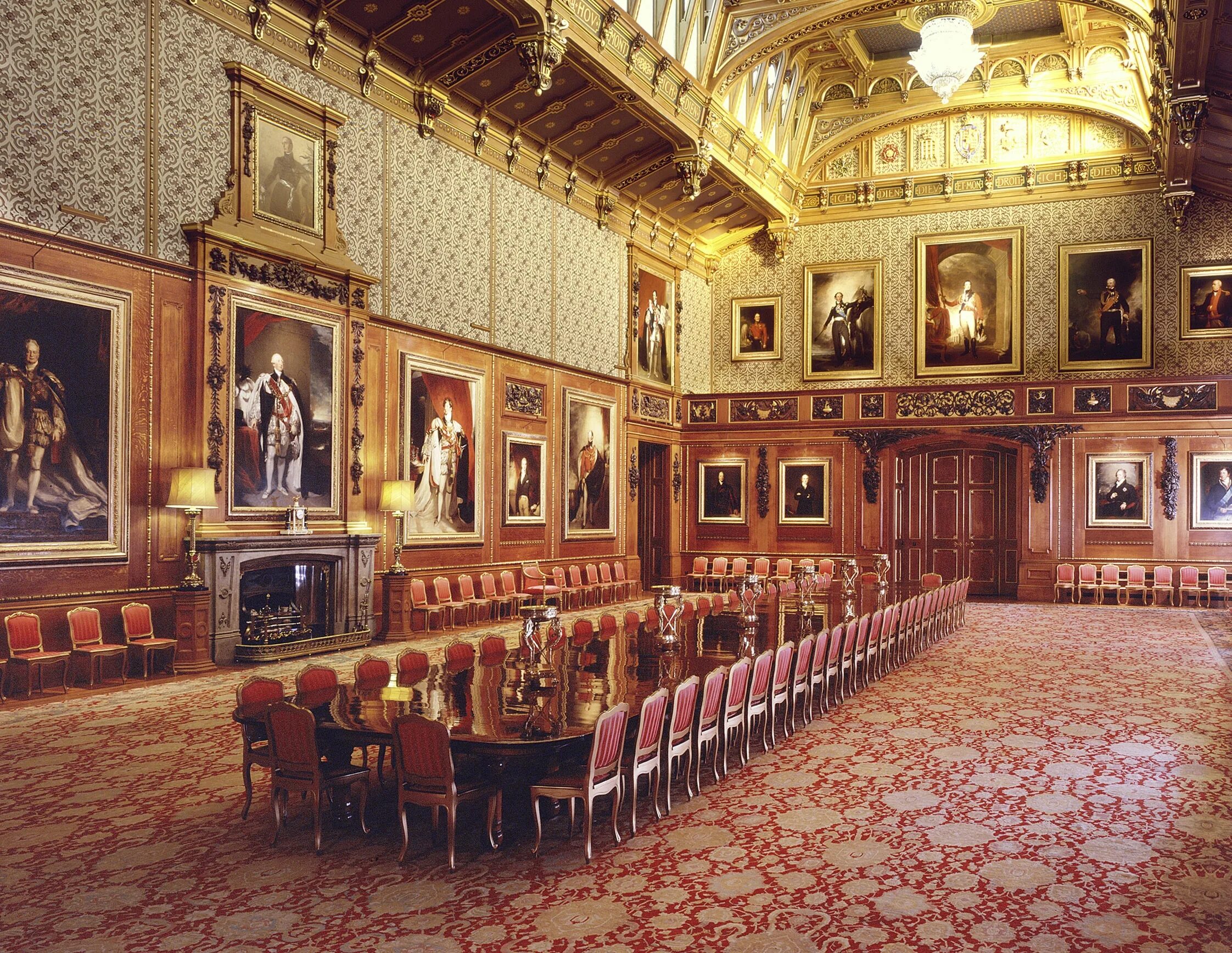 Зал Ватерлоо в Виндзорском замке. Windsor Castle (замок в Виндзоре). Виндзорский дворец в Англии внутри. Сент-Джеймсский дворец внутри.