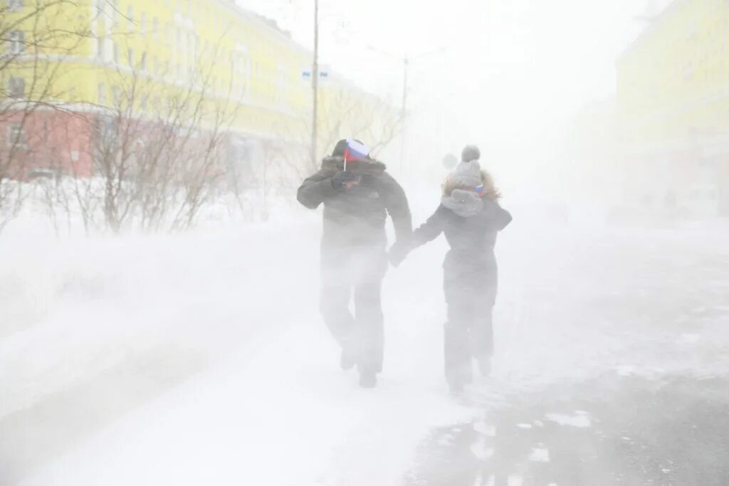 Сильная метель в городе. Норильск буря. Норильск Пурга. Сильный ветер и метель надвигаются на Красноярск. Метель Красноярск.