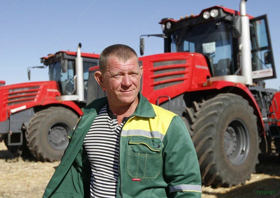 Тракторист в тракторе. Тракторист. Тракторист. Тракторист. Механизатор в тракторе.