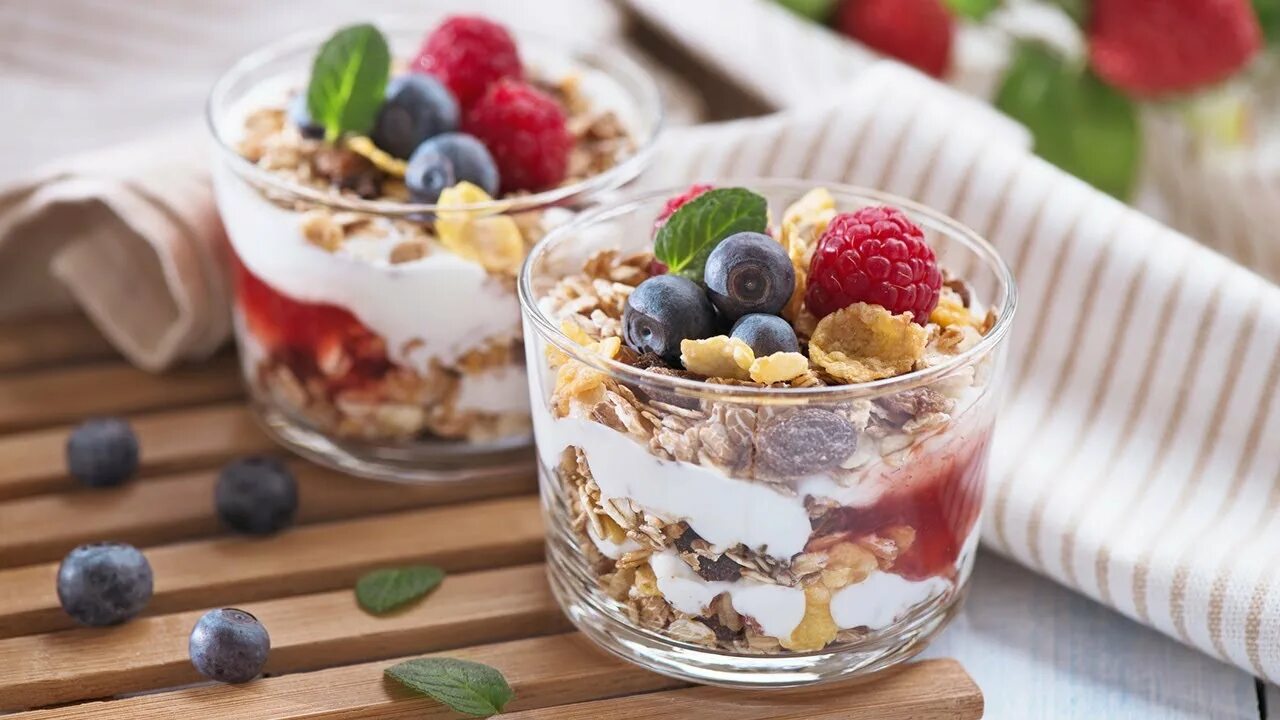 Yogurt With Berries, Nuts, And Granola Food, Probiotic foods, Healthy breakfast