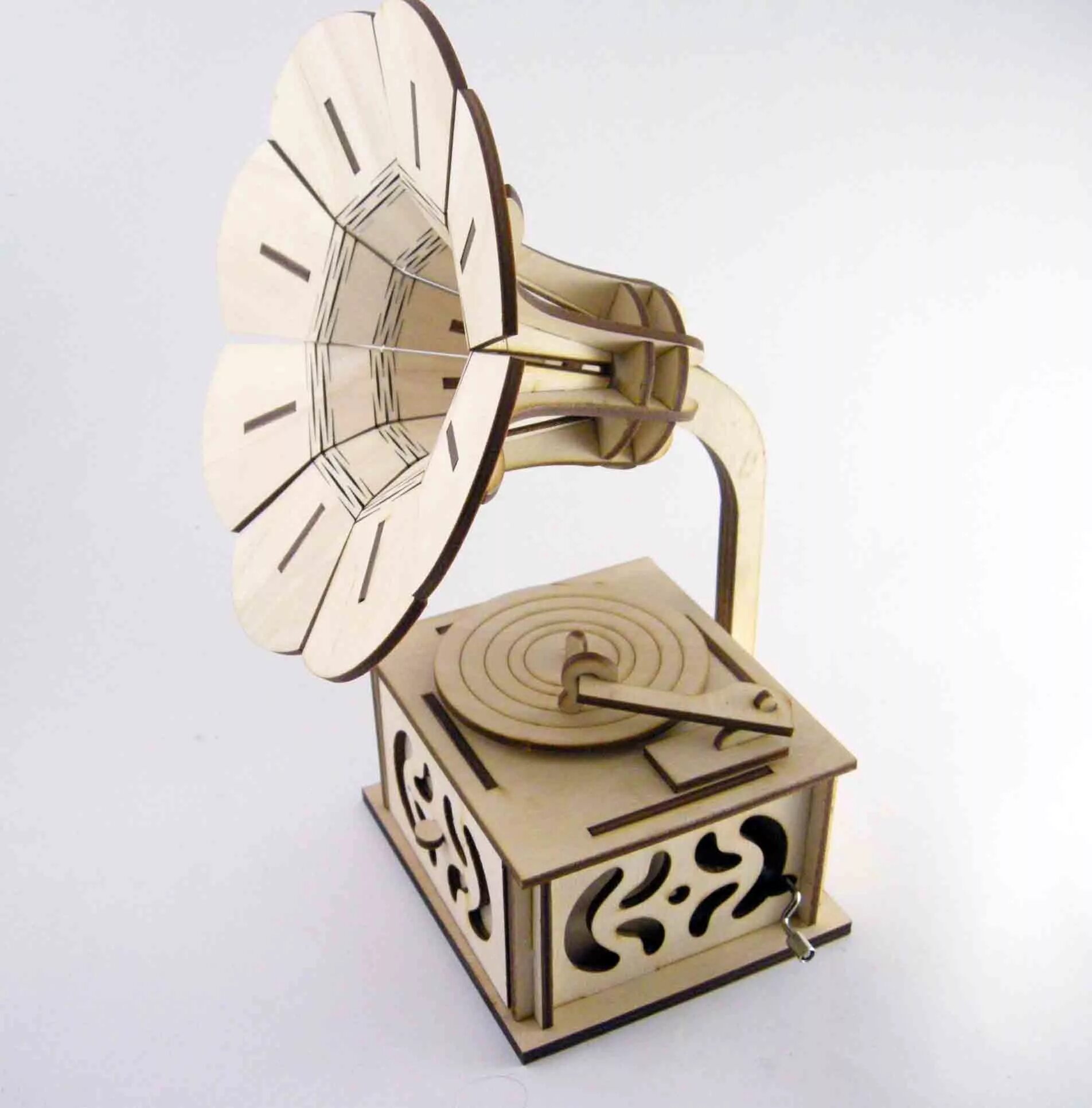 Труба граммофона из картона. Самодельный патефон. Патефон с трубой. Паперкрафт граммофон. Рупор из картона.