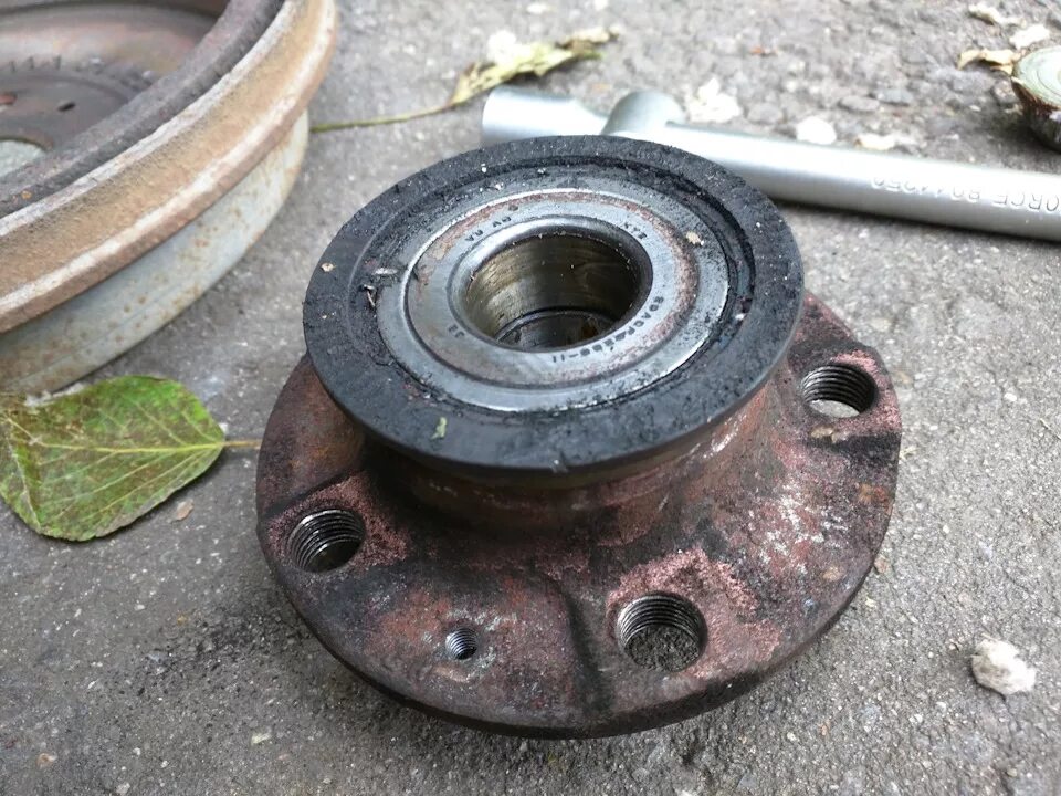 Передний ступичный подшипник фольксваген поло седан 2012. Подшипник передний поло седан. 32подшипник ступицы. Ступичный подшипник поло седан. Передний подшипник ступицы фольксваген поло седан.