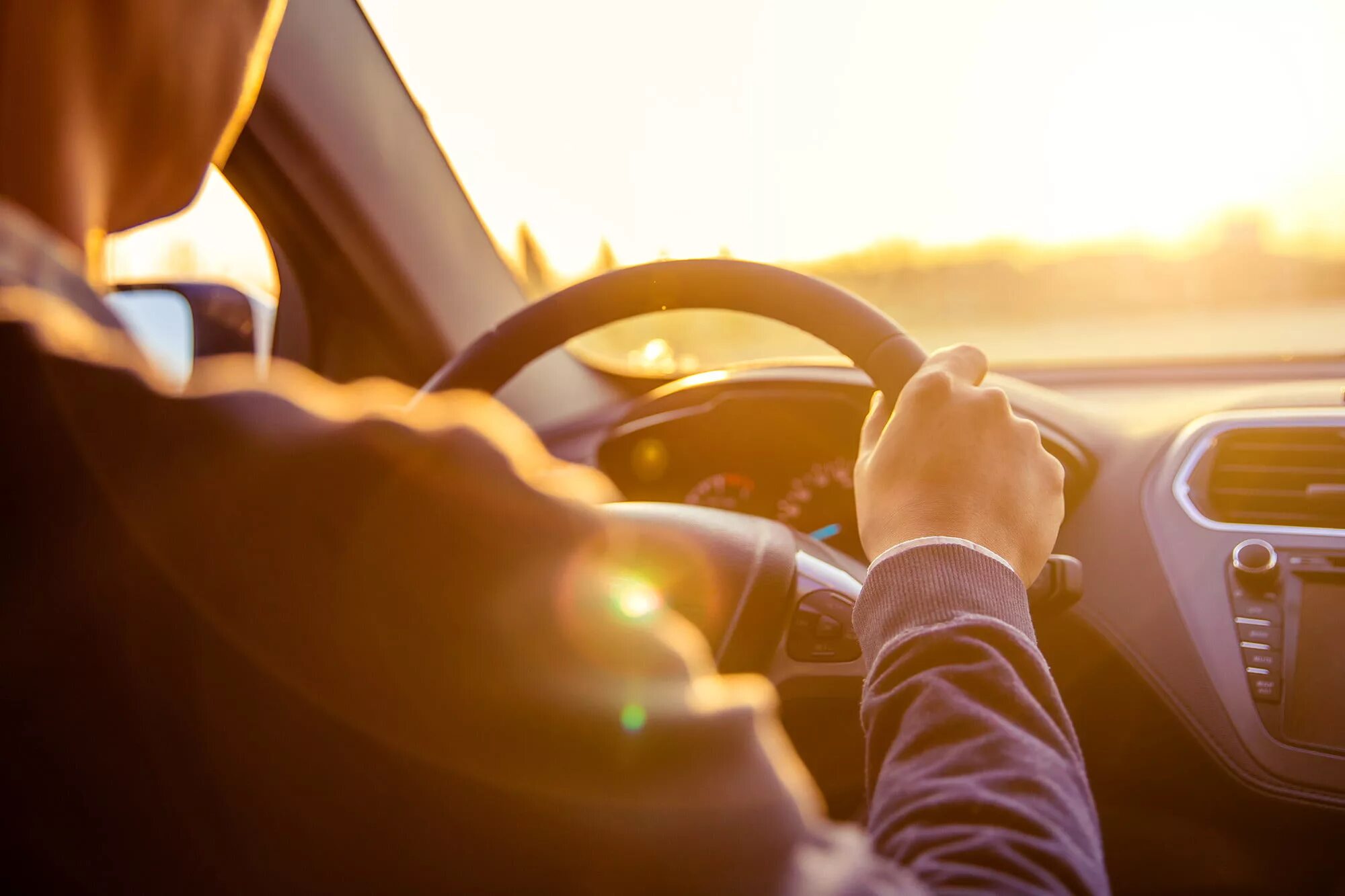 Человек в машине. I driving a car перевод. Человек водит машину. Мужчина за рулем автомобиля. Dua before driving a car.