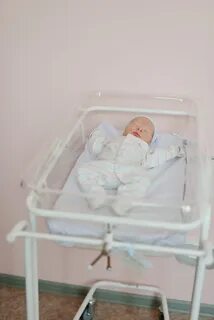 Новорожденных ложат под лампу в роддомах