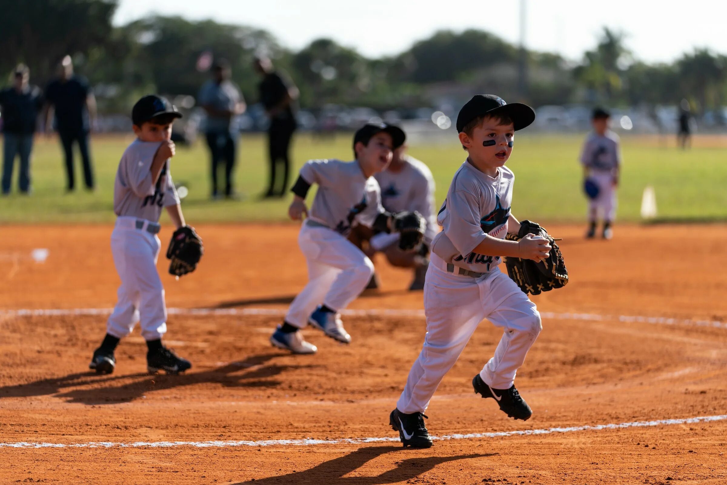 Арахисовый мальчик бейсбол. Бейсбол. Бейсбол игра для детей. Ребенок бейсболист. Бейсбол в детском саду.