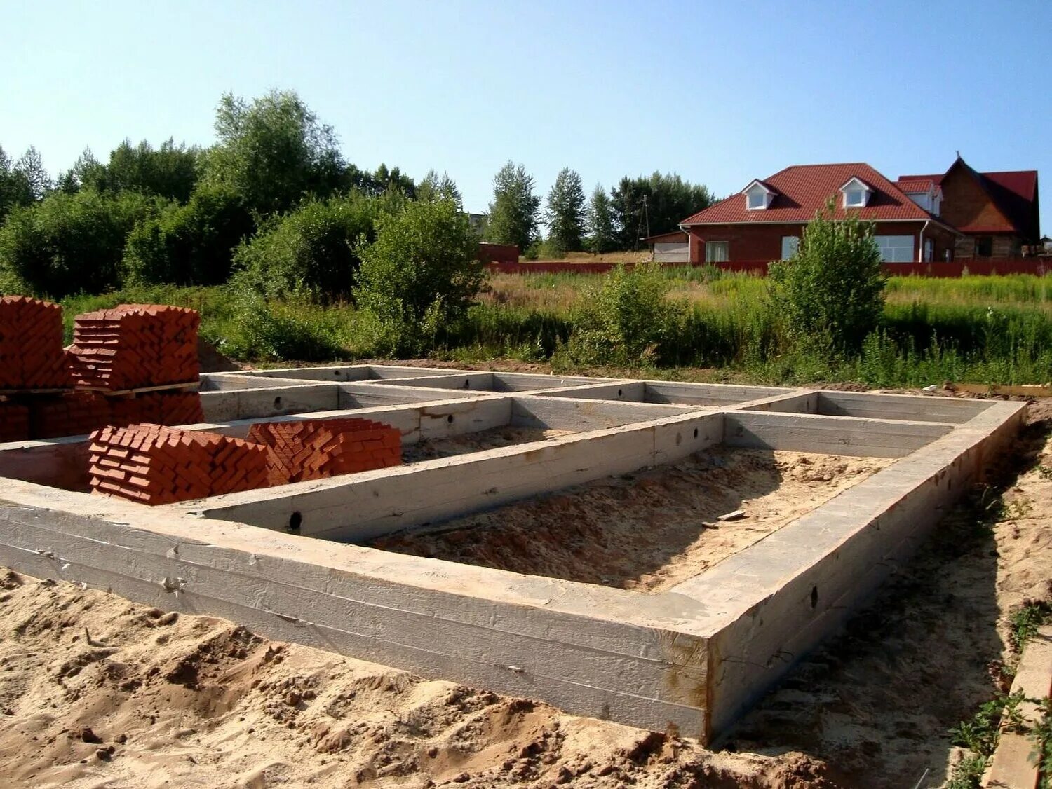 Дом с фундаментом. Дом с фундаментом. Фундамент ижс. Фундамент коттеджа. Фундамент ижс.