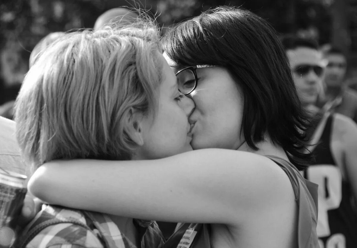 Lesbian li. Поцелуй девушек. Поцелуй двух девушек. Французский поцелуй девушек. Французский поцелуй двух девушек.