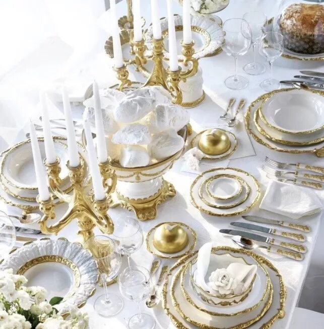 Золотистая посуда. Посуда для сервировки стола. Красивая посуда на столе. Красивая дорогая посуда. Сервировка стола с золотой посудой.