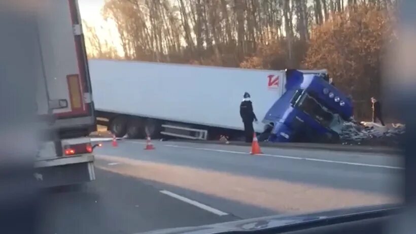 Чп в подмосковье сегодня. Человек рядом с фурой. Клин Московская область авария. Жуков в фуре.