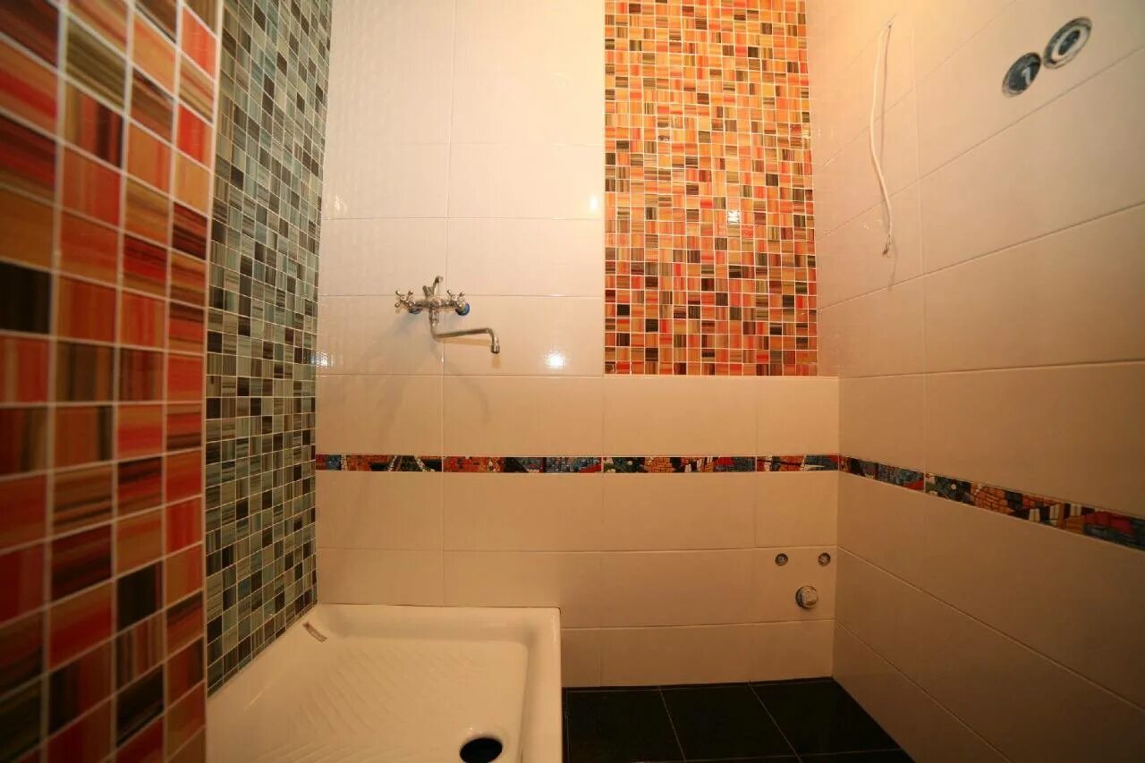 Укладка плитки по диагонали. Кладка плитки. Укладчик плитки. Мастер по укладке плитки. Кладка плитки.