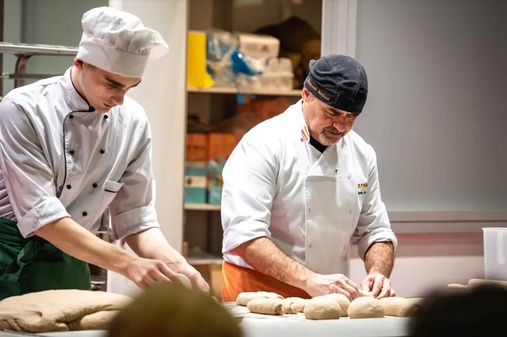 Пекарь кондитер барнаул. Пекарь кондитер барнаул. Алтайский кондитер. Кондитер и хлебопек. Требуются пекари в пекарню.