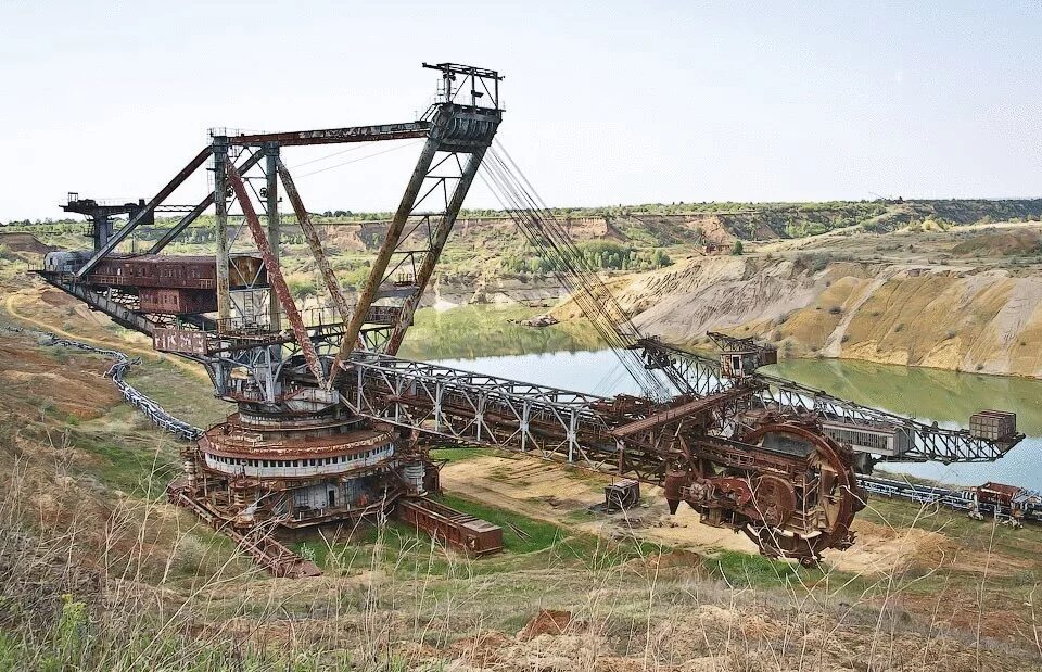 Сталкер зов припяти роторный экскаватор. Карьер янов. Черемшанский карьер бурятия. Рудник межозерный челябинская область. Карьер янов.