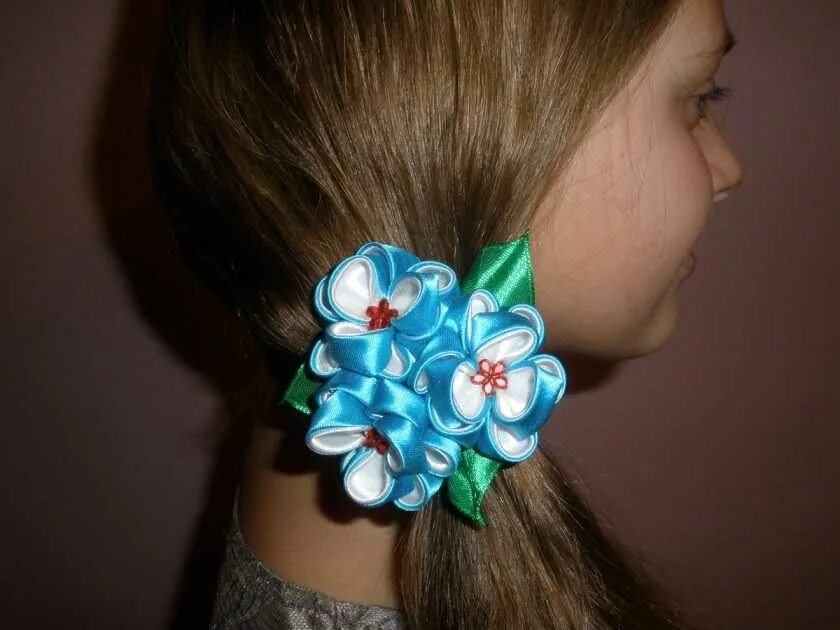 Заколки и резинки для волос. Заколки канзаши. Заколки канзаши. Резинки для волос из ленточек. Заколки канзаши.