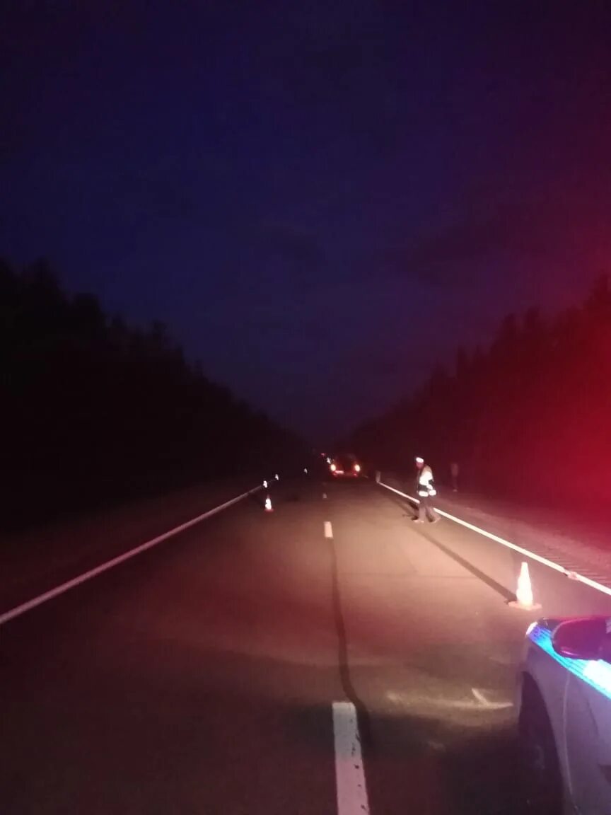 Автодорога. Трасса. Вывозит грузовик авто с места аварии. 323 километра. 323 километра.