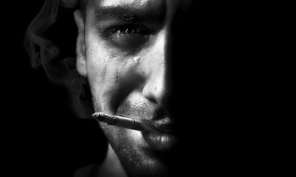 Песни о слезах мужчины. Парень курит и плачет. Курящий парень. Грустный мужик с сигаретой. Мужик курит и плачет.
