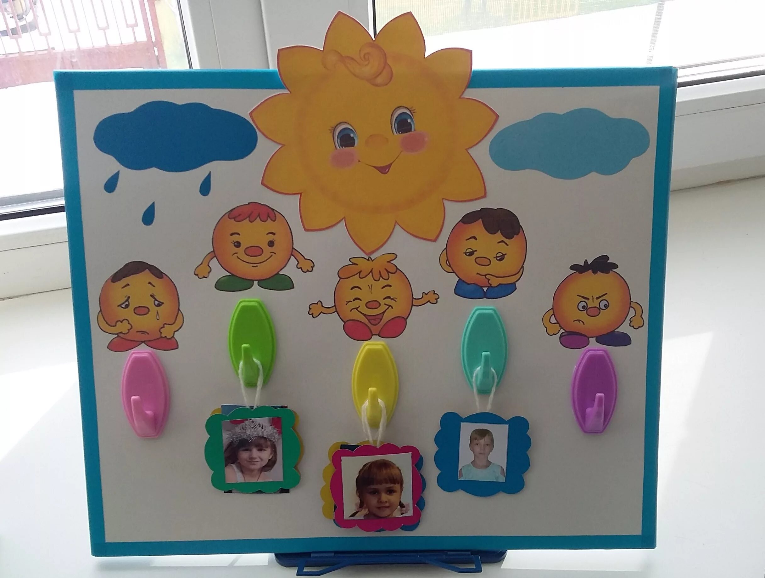 Уголок эмоций в детском саду. Уголок эмоций в детском саду. Стенд настроения в детском саду. Уголок настроения в детском саду подготовительная группа. Эмоции из фетра.