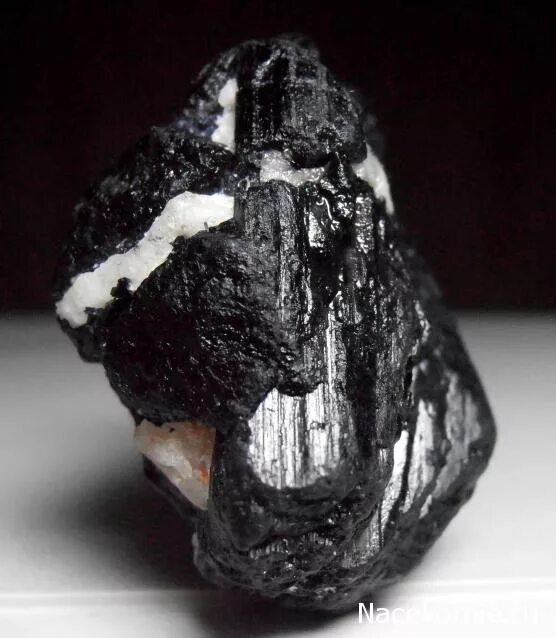 Самый черный минерал. Черный турмалин DEAGOSTINI. Минералы сокровища.земли черный турмалин. Минерал черный турмалин. Чёрный минерал название.