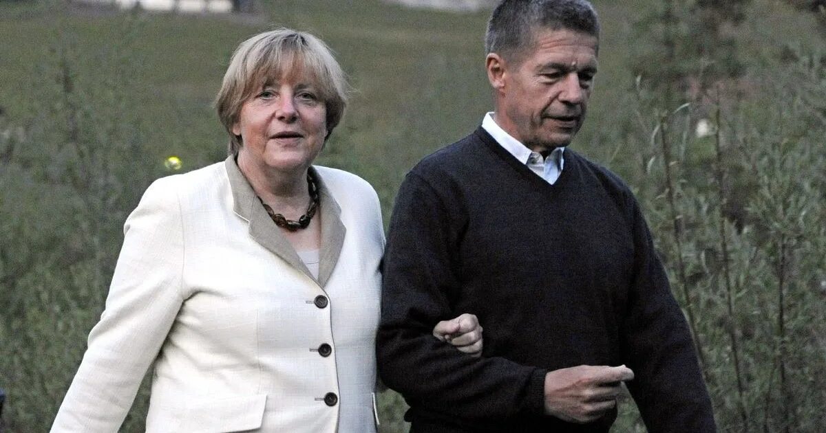 Ангела меркель с мужем. Меркель портрет. Ангела меркель фото. Ангела меркель рисунок. Канцлер германии карикатура.