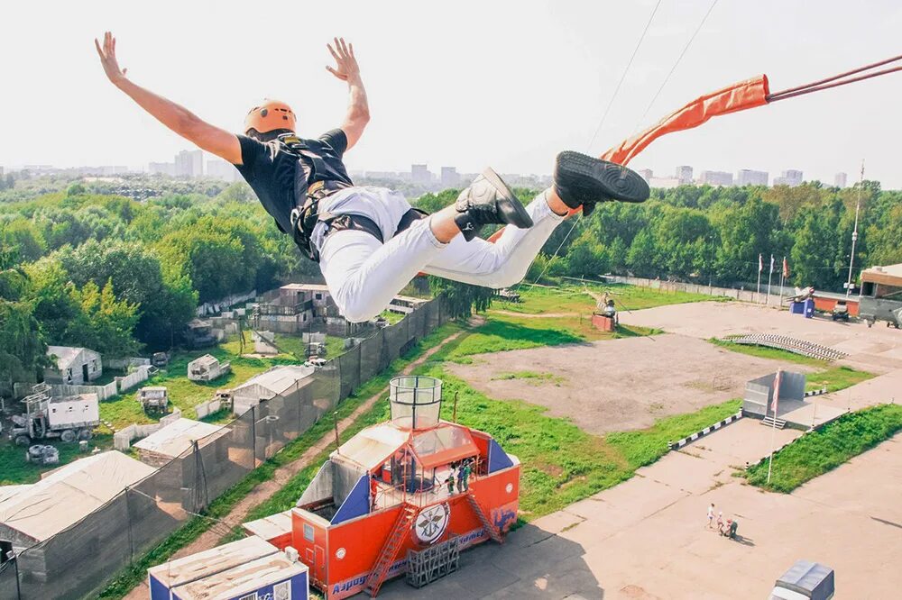 Прыжки с вышки KRC Москва. Прыжок с банджи в Москве. Роупджампинг прыжок с вышки. Прыгать на веревке с вышки.