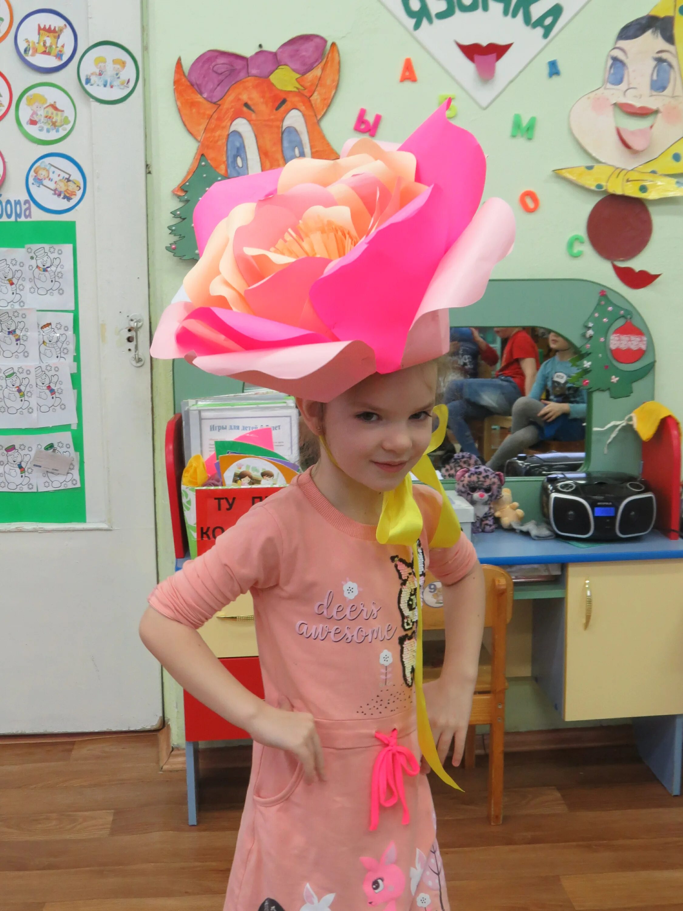 Дефиле шляп в школе. Шляпы arturo rios. Дефиле шляпок для пожилых людей. Дефиле шляп. Дефиле шляп.