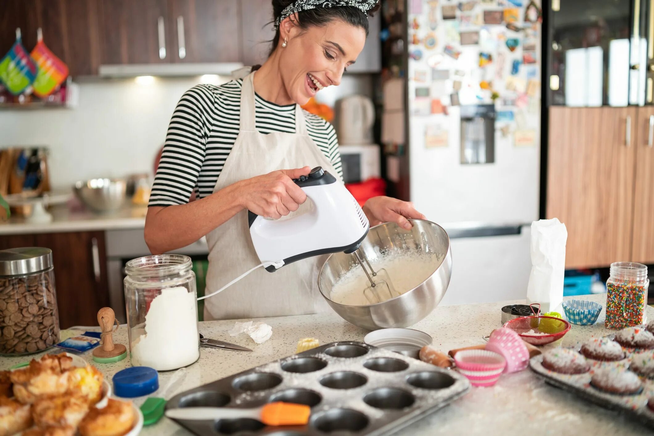 Бизнес для домохозяек идеи. Женщина делает торт дома. Mum Bake a Cake. To make a Cake. Cooking baking