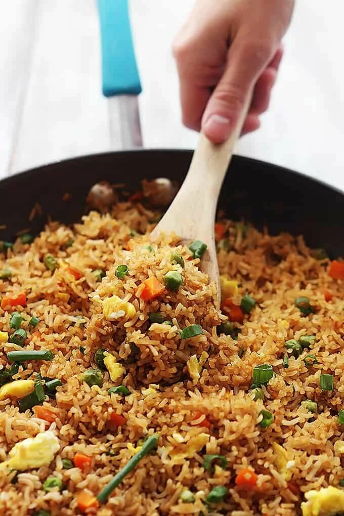 Жареный рис с корочкой. Китайский жареный рис. Fried rice wok. Жареный рис рецепт с фото. Рис с овощами.