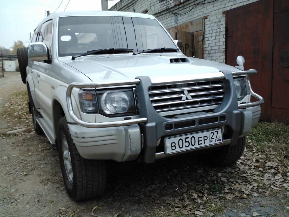 Кенгурятник pajero. Кенгурин на паджеро спорт 1. Митсубиси паджеро 2 с кенгурятником. Кенгурятник мицубиси паджеро 4. Паджеро 3 с кенгурятником.