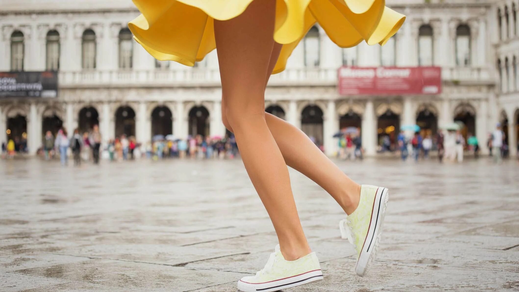 Походка девушки. Самые красивые ноги. Девушка идет навстречу. Красивая походка. Легкая походка.