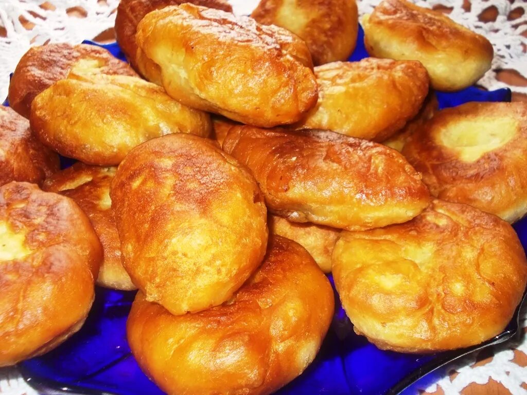 Дрожжевое тесто на пирожки жареные. Пирожки с картошкой на сковородке. Жареные пирожки на кефире без дрожжей. Пирожки на сковороде жареные дрожжевые рецепт тесто. Пирожки жареные.