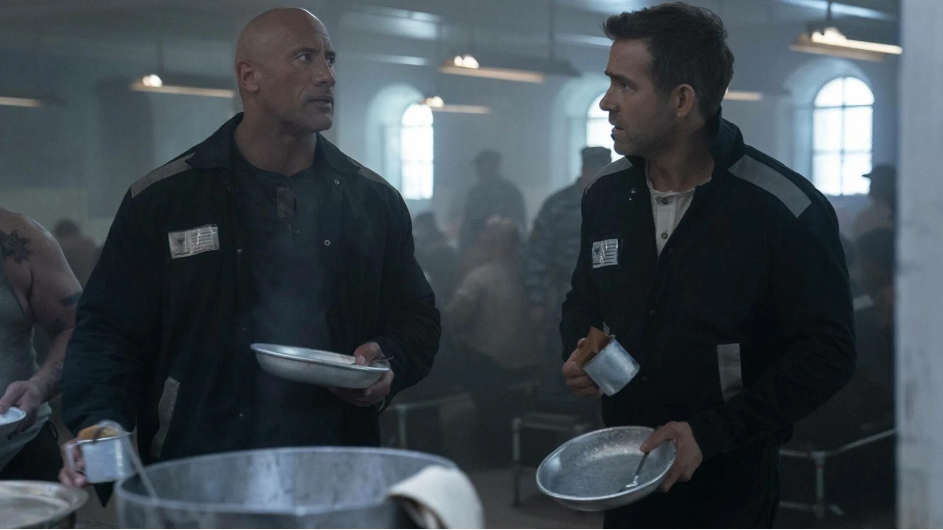 Райан рейнольдс и галь гадот. Рейнольдс скала джонсон. Скала джонсон и райан рейнольдс. Дуэйн джонсон галь гадот райан рейнольдс. Red notice фильм 2021.