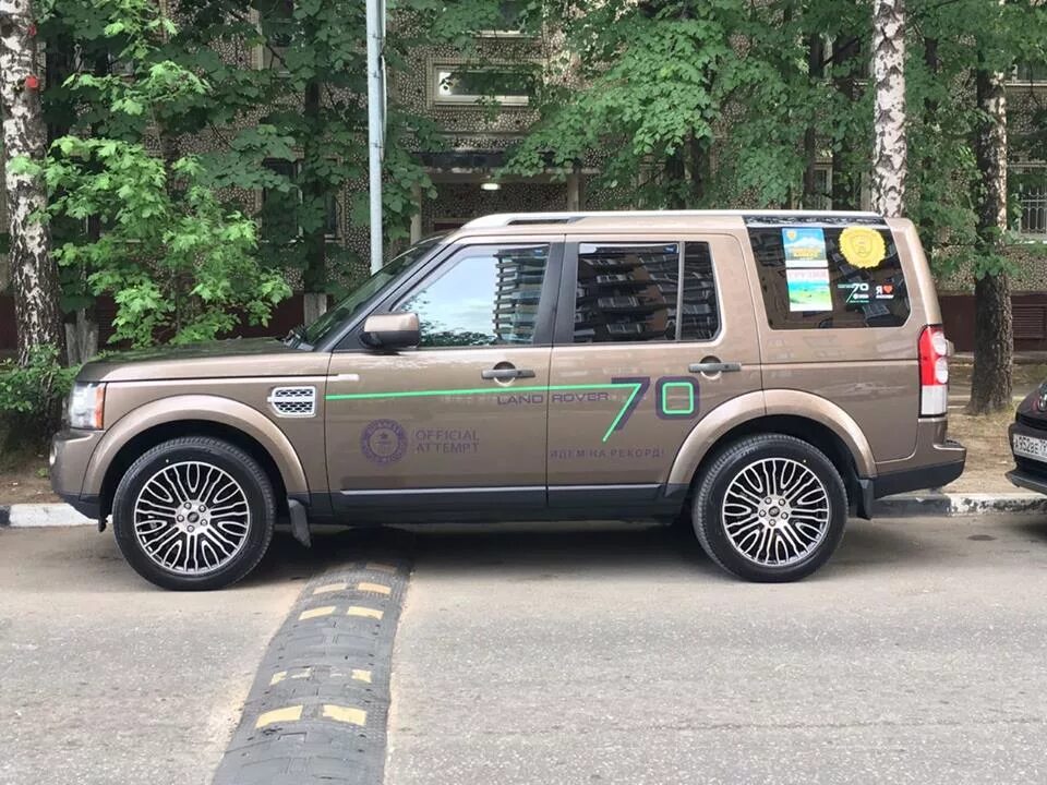 Land rover discovery 3 диски. Диски r20 range на рендж ровер. Диски land rover discovery 4. Колеса land rover discovery. Ленд ровер дискавери 4 зеленый.