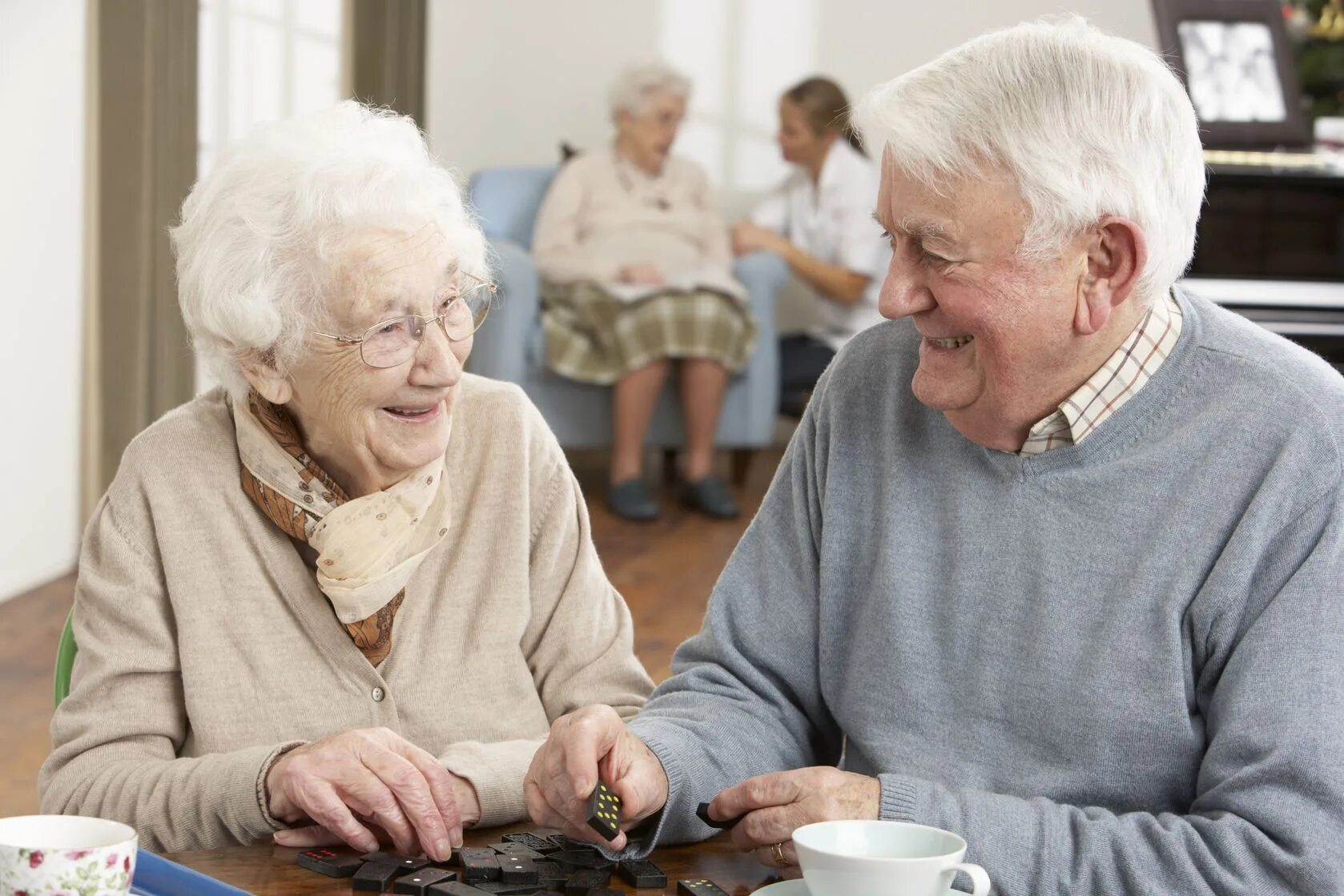 Old society. Пожилые люди. Пенсионеры в доме престарелых. Счастливые пожилые люди. Подилые ЛБЩИ.