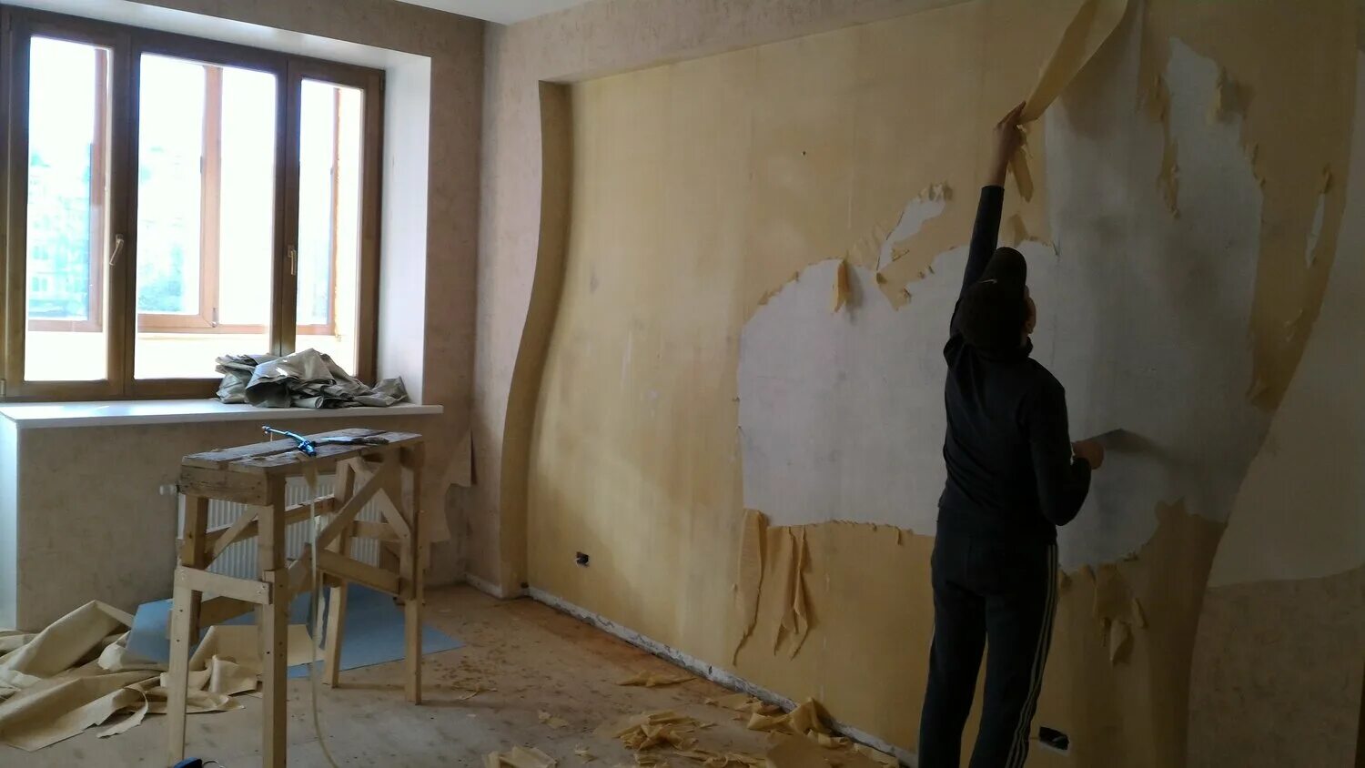 Обои на стену. Нанесение штукатурки. Зачистка стен от старой краски. Крашенные стены. Подготовка стен к покраске.