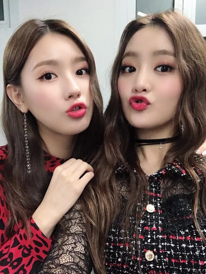 Сколько лет минни из джи айдл. G idle миен и минни. minnie and miyeon. соён и миён. соен и миен.