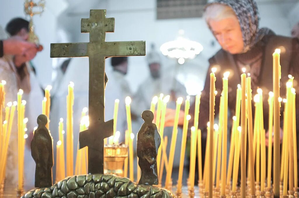 Поминовение усопших. Помин в храме. Поминальные свечи в храме. Радоница в храме. Родительское поминание усопших