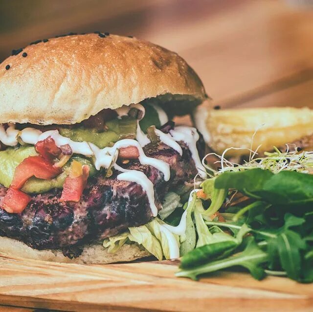 Фаст фуд. Веганский бургер. Food are burgers. Красивые бургеры. Бургер на черном фоне.