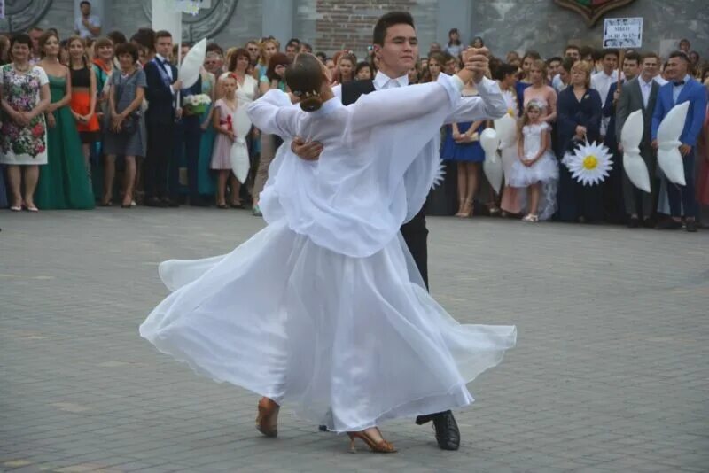 Вальс в школе. Платье для школьного вальса. Выпускной танец. Вальс выпускников на последний звонок. Выпускники танцуют вальс.