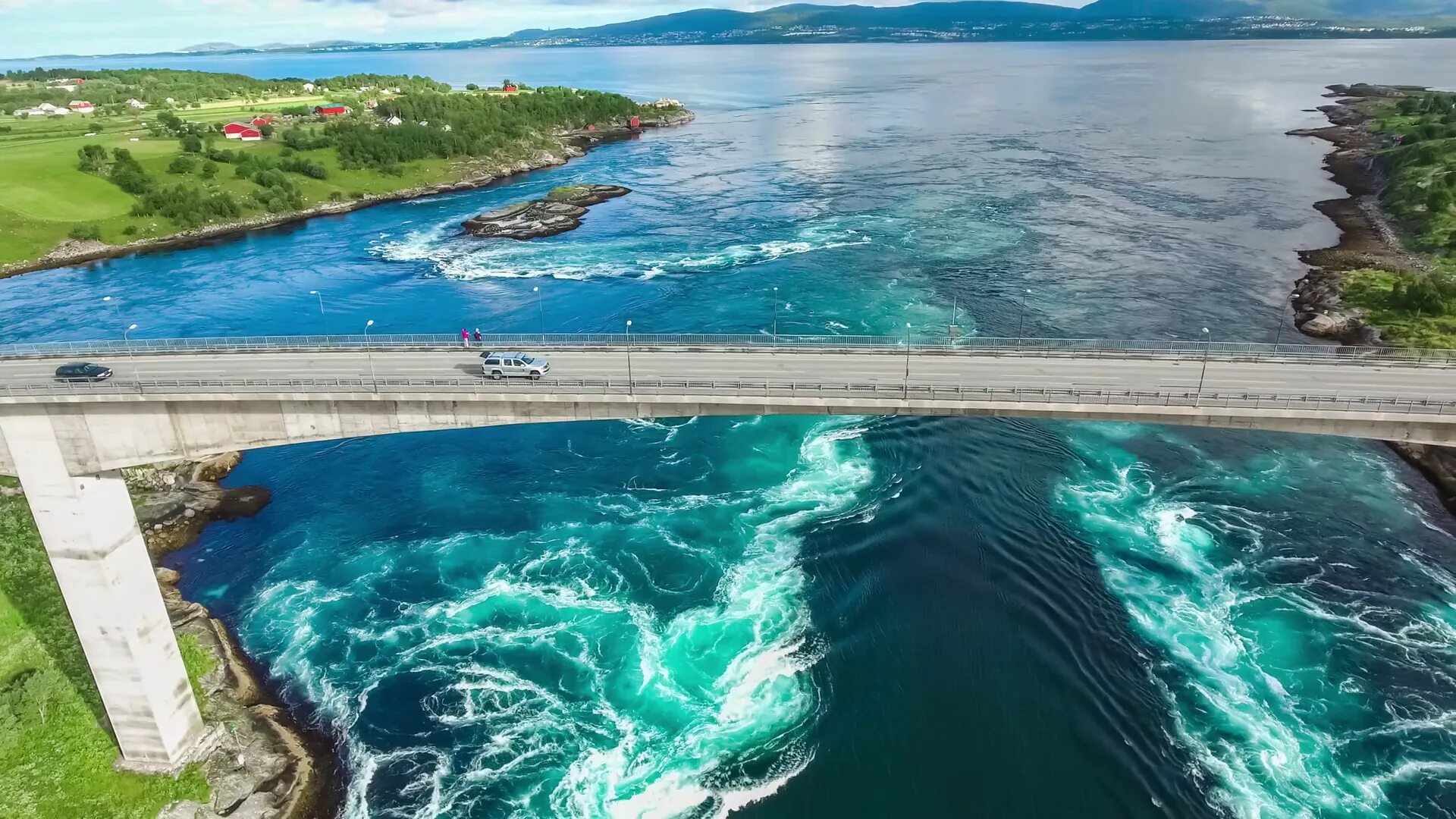 Сальстраумен (Saltstraumen), Норвегия. Водоворот Сальстраумен. Норвегия водоворот Сальтстраумен. Пролив Сальстраумен.