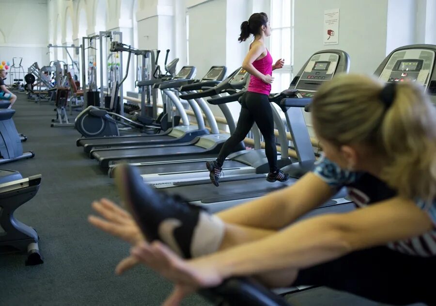 Гантели в спортзале. Фитнес тренер. Gym weights. Тренажерный зал работает. Спортивно-оздоровительные услуги.