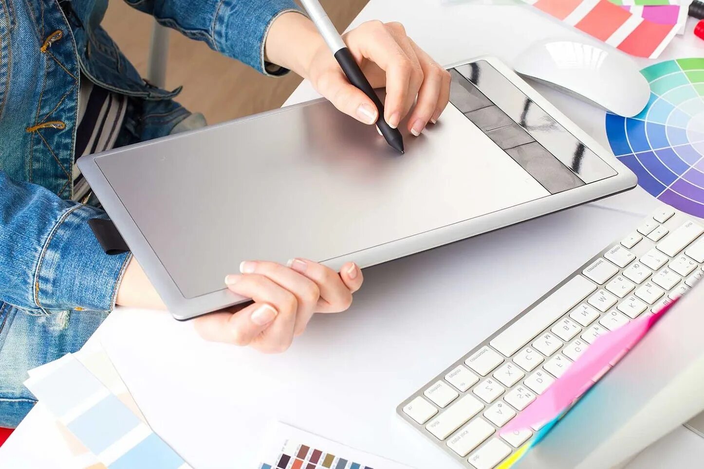 Иллюстратор вакансии удаленно. Работа иллюстратором удаленно. Графический дизайнер верстальщик. Работа иллюстратором удаленно. Паскаль кэмпион иллюстрации радость.