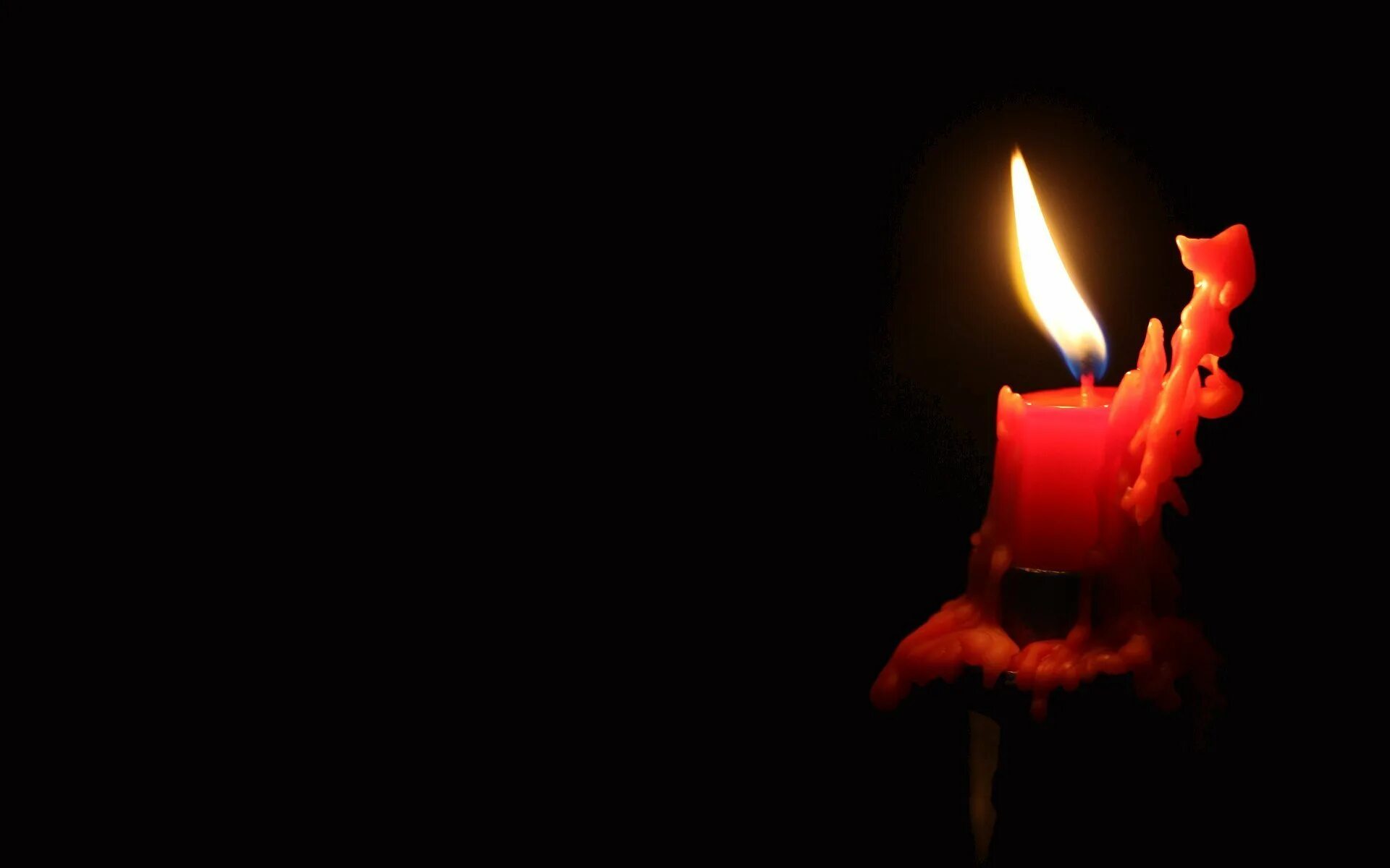 Черная свеча памяти. Свеча на темном фоне скорбим. Свеча на черном фоне. Траурная свеча. Свечка на черном фоне.