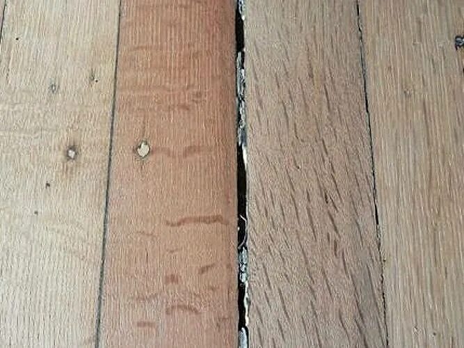 Щели в дощатом паркете. Скол доски. Сколы на дереве. Вмятина на ламинате. Пороки древесины прорость.