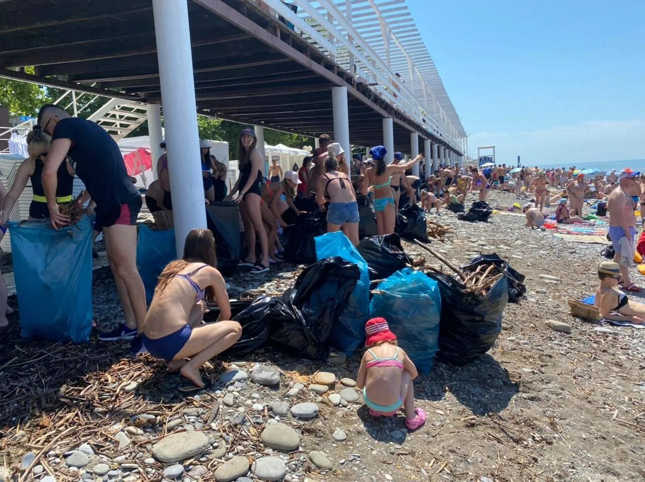 Опасно ли ехать в сочи. Пляжи Лазаревское июль 2021. Сочи пляж. Отдыхающие на пляже в Сочи.